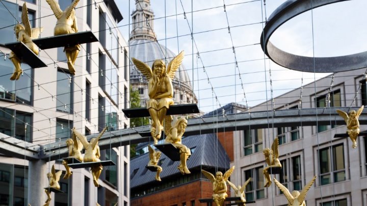 Χρυσοί άγγελοι κοιτούν τους διαβάτες στο Λονδίνο - Media