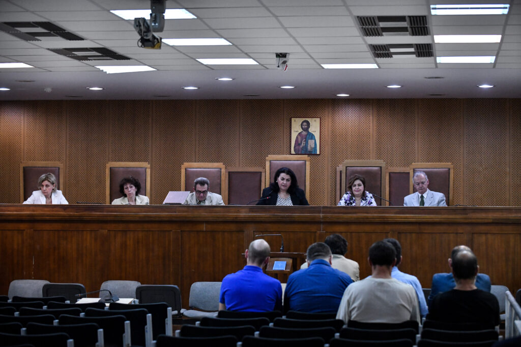 Απόντες από το δικαστήριο 11 απολογούμενοι Χρυσαυγίτες – Βίαιη προσαγωγή τους υπαινίχθηκε η πρόεδρος - Media