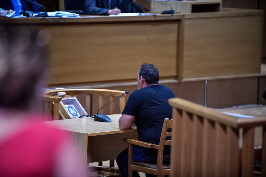 Δίκη Χρυσής Αυγής: «Δεν είδε, δεν άκουσε» ο συνοδηγός του Ρουπακιά - Τι είπε για τη σημαία των SS - Media