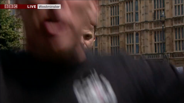 Ακροδεξιοί επιτέθηκαν στο συνεργείο του BBC έξω από το βρετανικό Κοινοβούλιο (Video) - Media