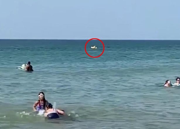 Πανικός σε παραλία: Αγόρι με φουσκωτό παρασύρθηκε από ρεύματα της θάλασσας (Video) - Media