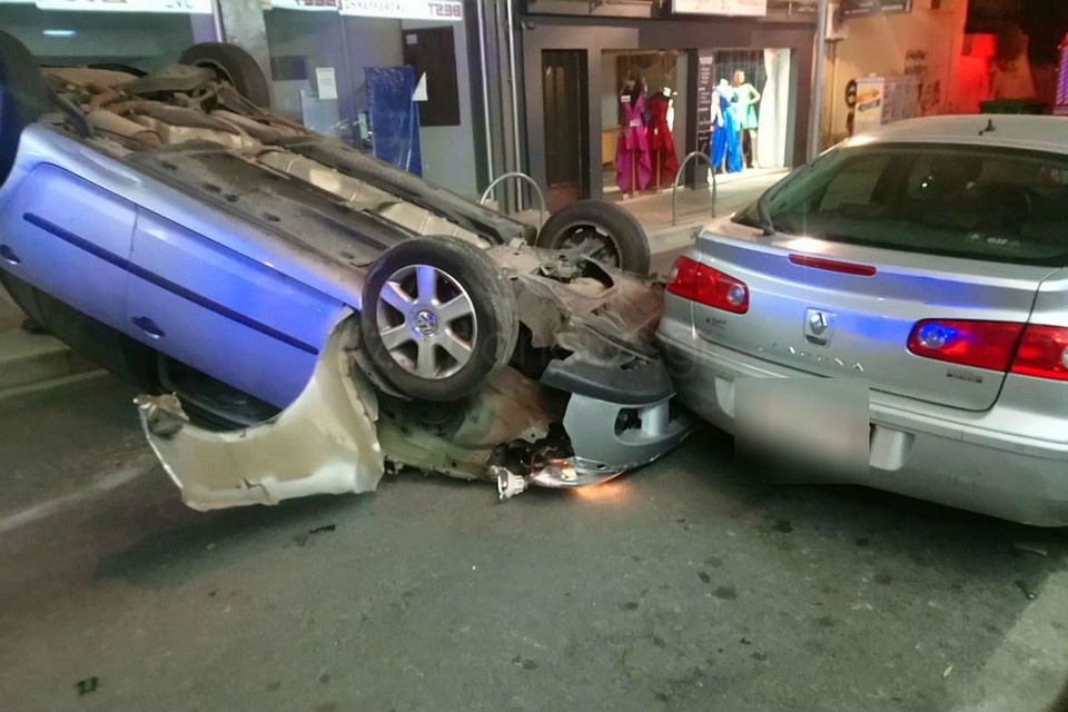 «Κινηματογραφικό» τροχαίο στα Χανιά: Όχημα μετά από «τρελή» κούρσα ξήλωσε στύλο και αναποδογύρισε (Photos) - Media