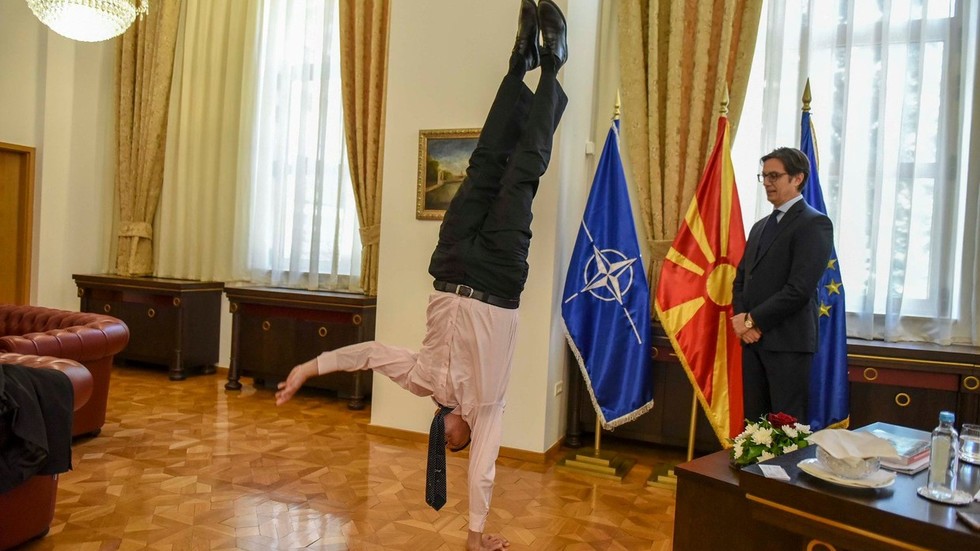 Κατακόρυφο (!) έκανε ο Ισραηλινός πρέσβης στην πρώτη του συνάντηση με τον πρόεδρο της Βόρειας Μακεδονίας (Photo) - Media
