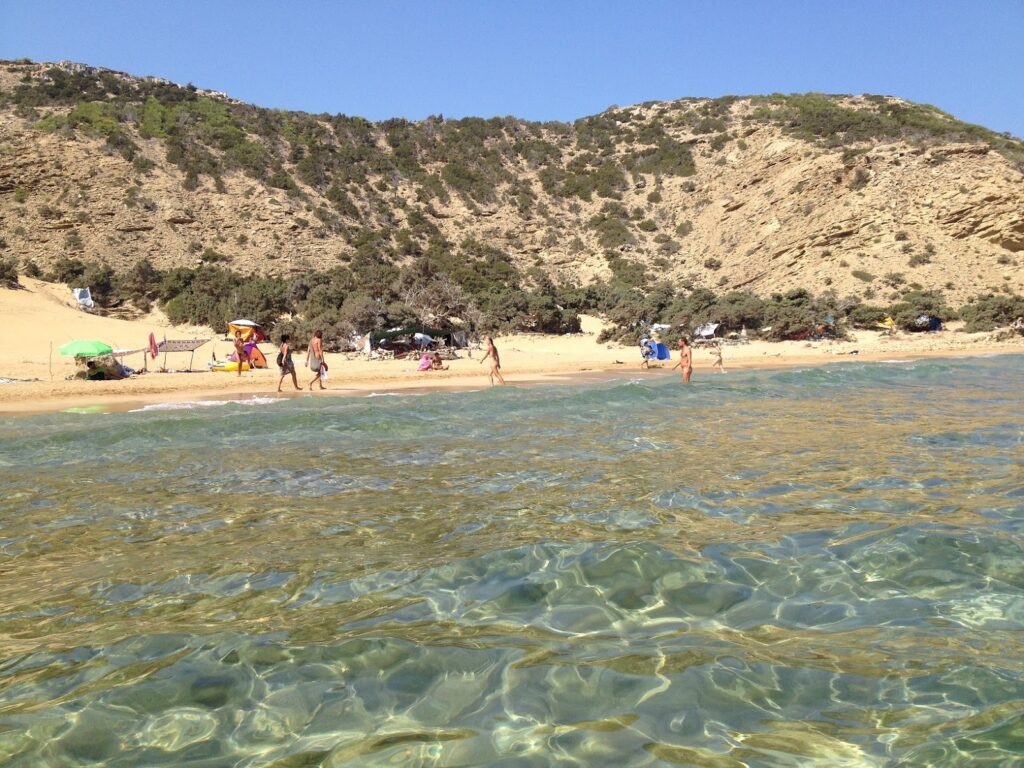 Ξανά ελεύθερη στους κατασκηνωτές η Γαύδος - Παρέμβαση της δημάρχου για την «ενοικίαση» καβατζών - Media