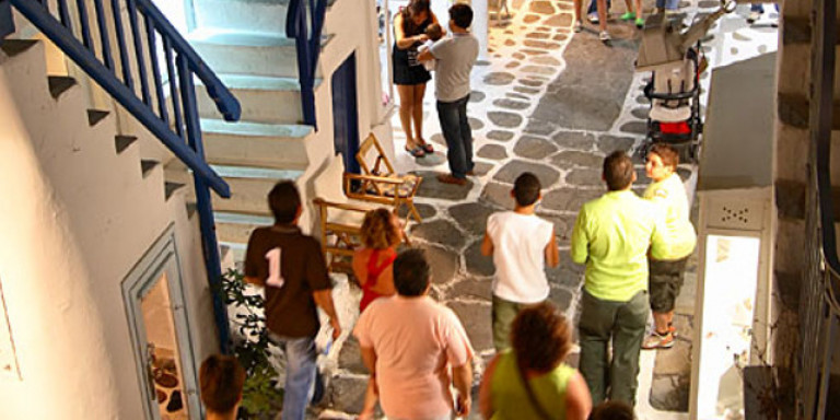 O περιζήτητος εκατομμυριούχος που κλέβει την παράσταση στα σοκάκια της Μυκόνου (Photos) - Media