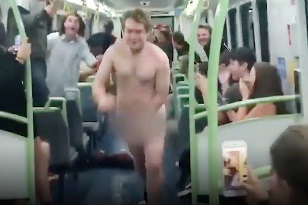 Έκανε «τσουλήθρα» γυμνός μέσα σε τρένο (Video) - Media