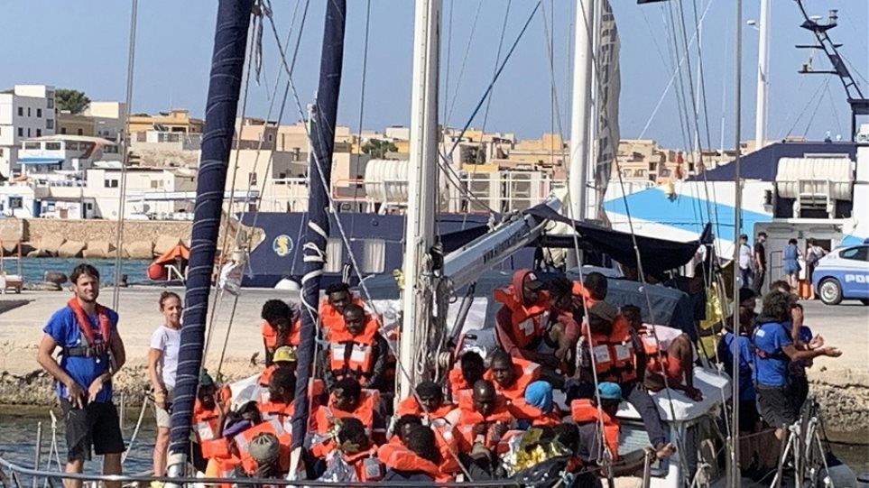Ιταλία: Άλλο ένα πλοίο ανθρωπιστικής οργάνωσης αψηφά τον Σαλβίνι - Έδεσε στη Λαμπεντούζα - Media