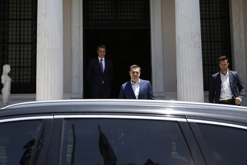 Η στιγμή της αποχώρησης Τσίπρα από το Μέγαρο Μαξίμου (Video) - Media