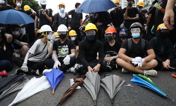 Χιλιάδες διαδηλωτές στου δρόμους του Χονγκ Κονγκ - Πάνω από 1.500 δημοσιογράφοι καταγγέλλουν την αστυνομική βία - Media