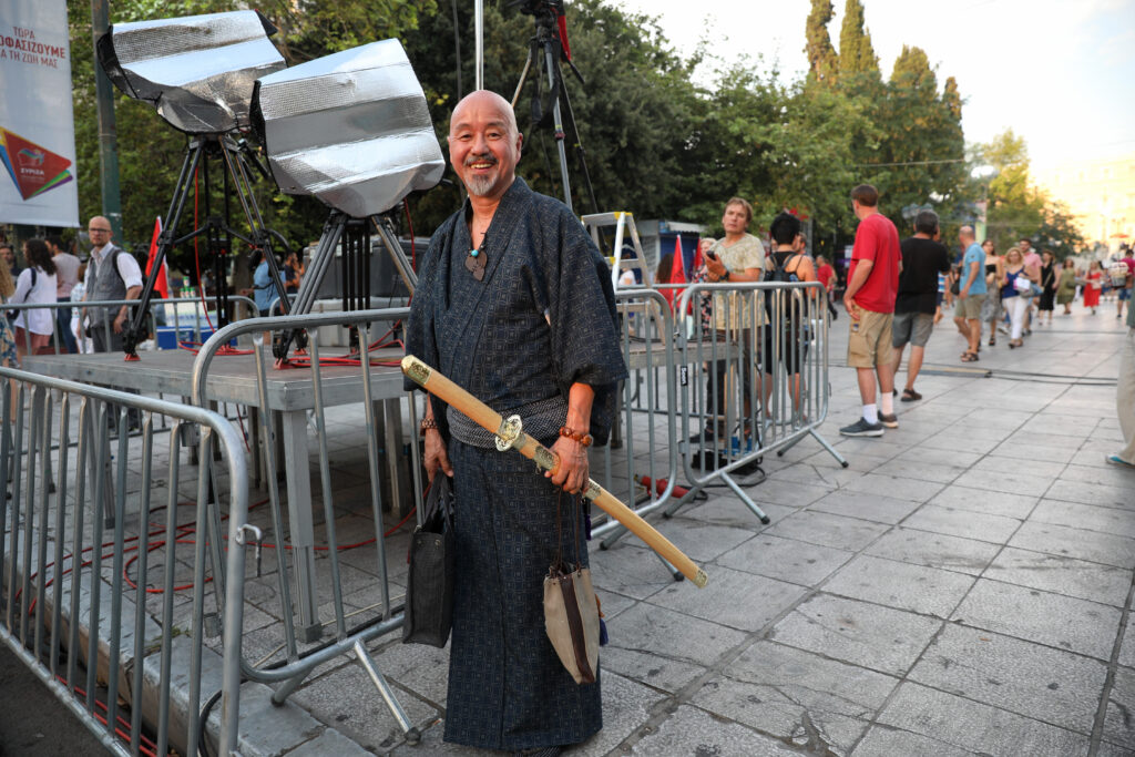 Έγινε κι αυτό: Μέχρι και... σαμουράι πήγε στη συγκέντρωση του Τσίπρα στο Σύνταγμα (Photos) - Media