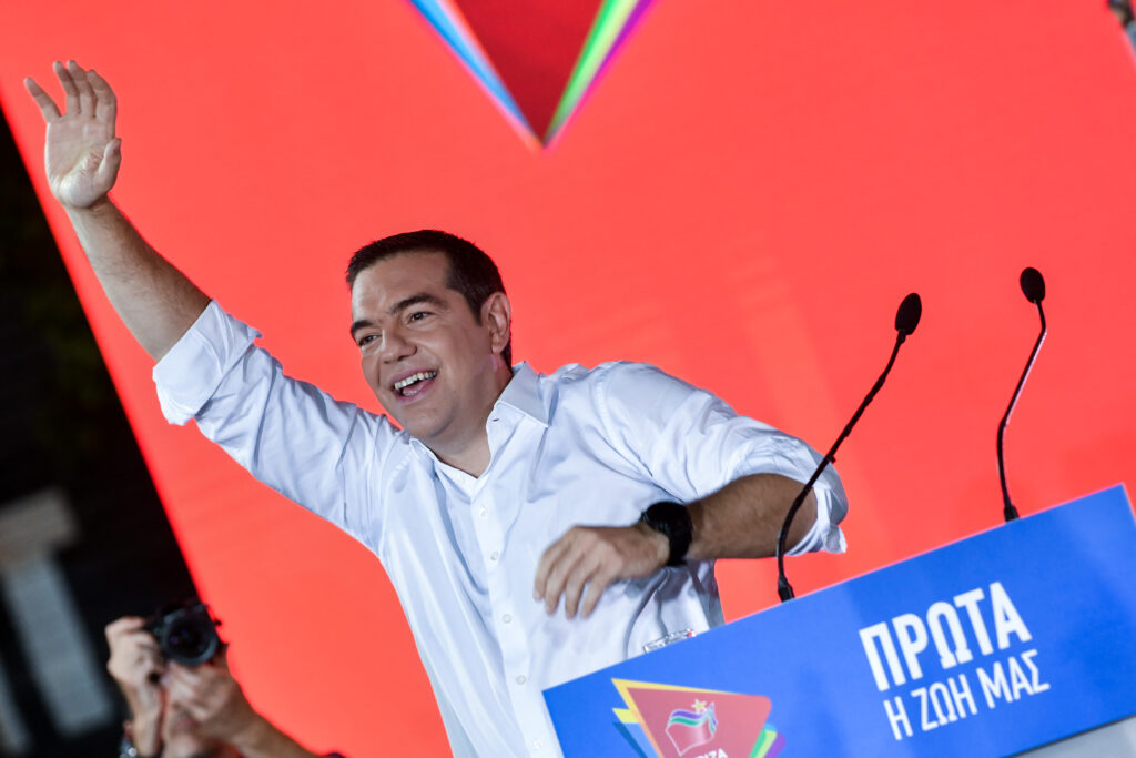 Τo τραγούδι-έκπληξη με το οποίο έκλεισε η ομιλία Τσίπρα στο Σύνταγμα (Video) - Media