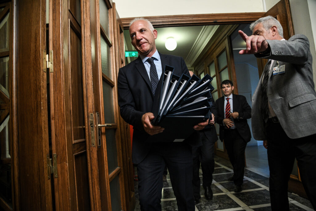 Το υπουργικό σε φωτογραφίες - Τα χαμόγελα και οι... φάκελοι    - Media