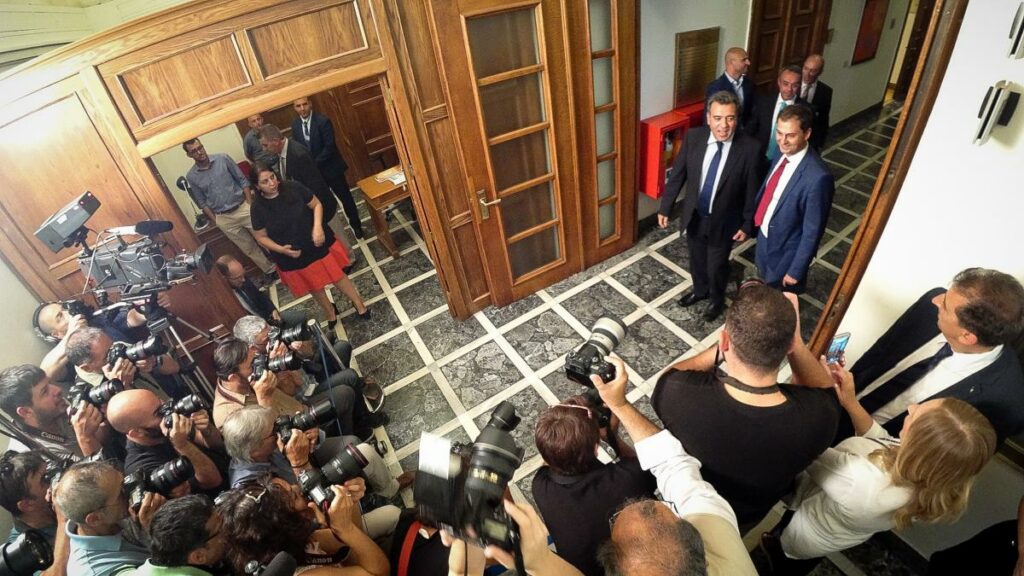 «Άστραψαν τα φλας» αλλά για λάθος πρόσωπο - Μπέρδεψαν υπάλληλο της Βουλής με υφυπουργό - Media