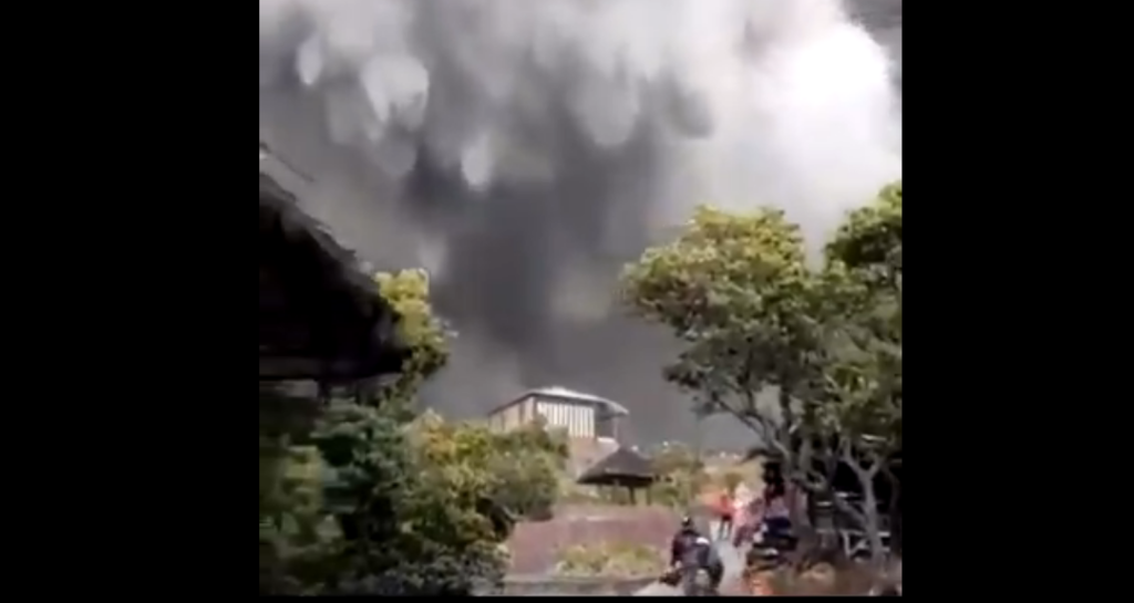Ινδονησία: Έτρεχαν να σωθούν από το ηφαίστειο - Πανικόβλητοι τουρίστες και ντόπιοι (Video) - Media
