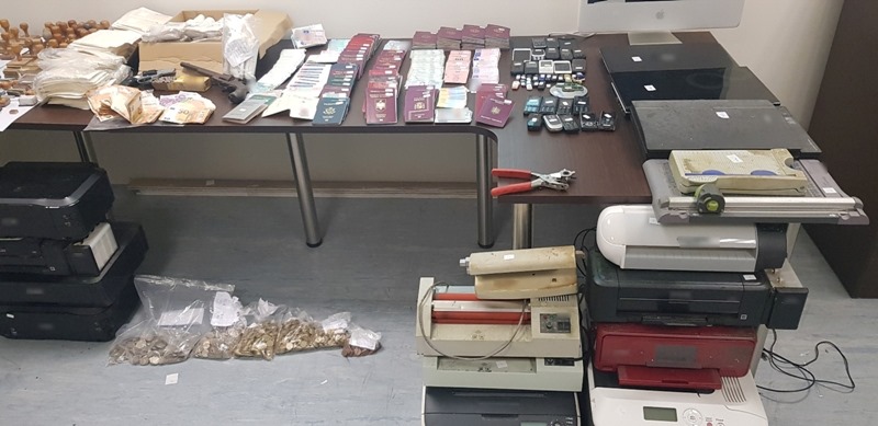 Βρέθηκε εργαστήριο κατασκευής πλαστών εγγράφων στην Ηλιούπολη - Συνελήφθη 50χρονος (Photos) - Media