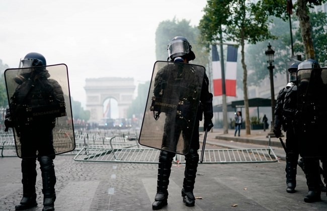 Άγριες συγκρούσεις στο Παρίσι και 152 συλλήψεις στους εορτασμούς για την Ημέρα της Βαστίλης (Video) - Media