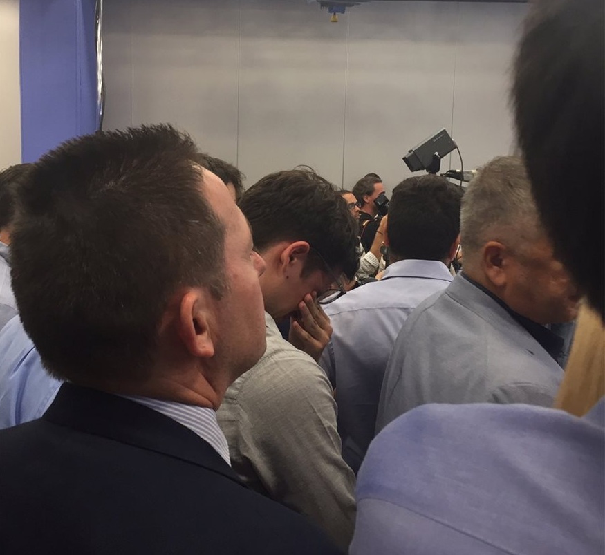 Συγκινημένος ο γιος του Κ. Μητσοτάκη - Έκλαψε ακούγοντας την ομιλία του πατέρα του (Photos) - Media