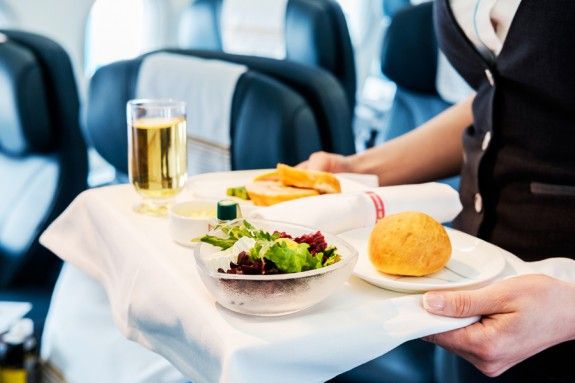 Γιατί πρέπει να αποφεύγετε το φαγητό του αεροπλάνου - Media