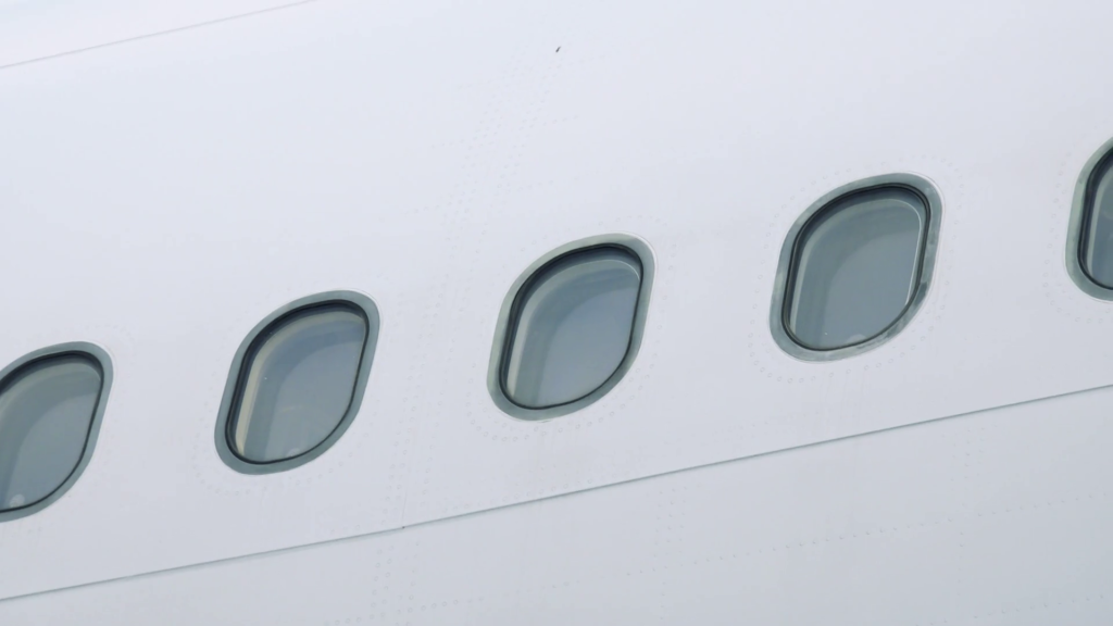 Γιατί τα παράθυρα των αεροπλάνων είναι οβάλ - Media