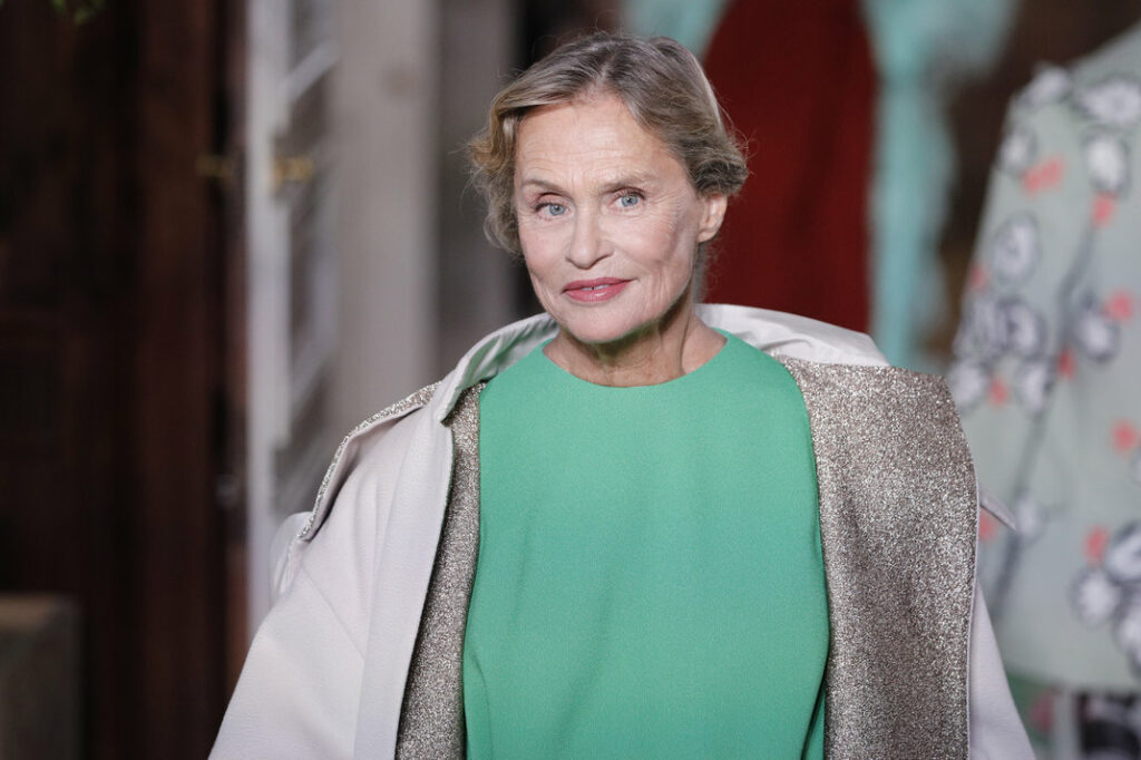 Η 75 χρονη Λορίν Χάτον «έλαμψε» στην πασαρέλα του Valentino (Video | Photo) - Media