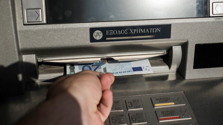 Από σήμερα έως και 3 ευρώ οι χρεώσεις για αναλήψεις από ΑΤΜ άλλων τραπεζών - Media