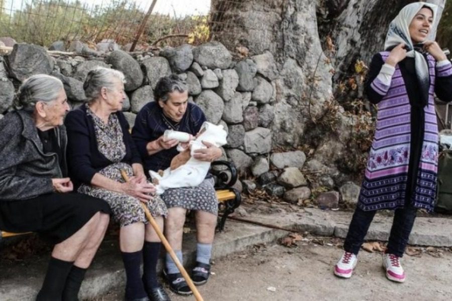 Λέσβος: Από αυτή τη γλυκιά φωτογραφία, μετά τη γιαγιά-Μαρίτσα πια λείπει και ο πλάτανος - Media
