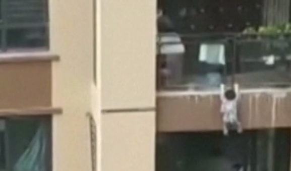 Θαύμα: Αγοράκι πέφτει από τον έκτο όροφο, δεν παθαίνει τίποτα (Video) - Media