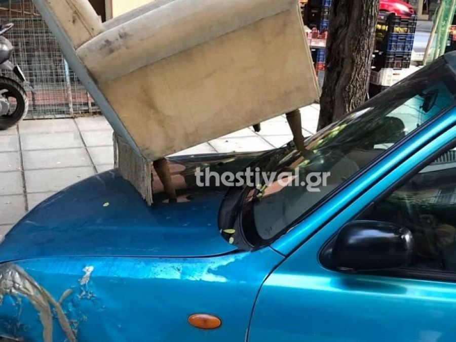 Θεσσαλονίκη: Έβαλαν πάνω σε παράνομα παρκαρισμένο ΙΧ μια… πολυθρόνα (Photos) - Media
