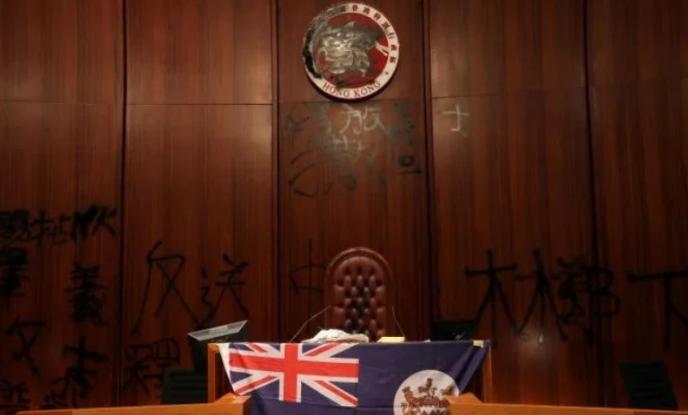 Ξανά στα χέρια της κυβέρνησης το κοινοβούλιο του Χονγκ Κονγκ - Υπεστάλη η σημαία των αποικιοκρατών - Media