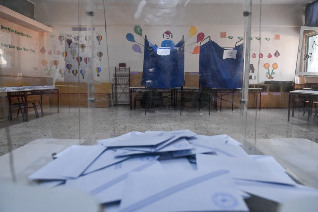 Exit Poll: Το πρώτο κύμα - Τι «βλέπουν» τα επιτελεία των κομμάτων - Media