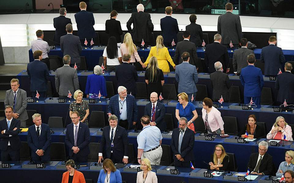 Την πλάτη τους στον ευρωπαϊκό ύμνο γύρισαν οι «ευρωβουλευτές» του κόμματος του Brexit (Video) - Media
