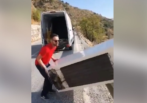 Ασυνείδητος Ισπανός πετά παλιό ψυγείο σε χαράδρα και βιντεοσκοπεί το «κατόρθωμά του» (Video) - Media