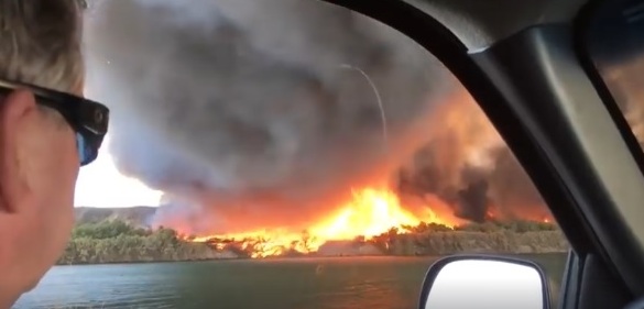 Αν ο τυφώνας είναι εφιάλτης αυτό είναι κόλαση: Ανεμοστρόβιλος φωτιάς που μετατρέπεται σε υδροστρόβιλο! (Video) - Media