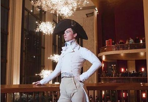 Έκαψε τα τζιν και φοράει ρούχα εποχής τα τελευταία δέκα χρόνια (Photos) - Media