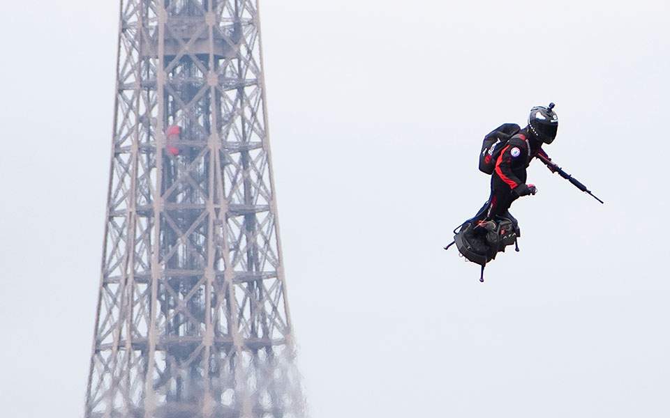 Ημέρα της Βαστίλης: Πέταξε με flyboard πάνω από τα κεφάλια των Μακρόν - Μέρκελ  - Media