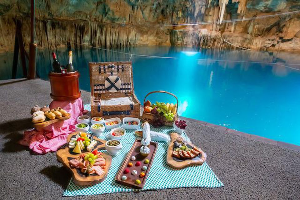 Γκουρμέ δείπνο σε σπήλαιο 18 μέτρα κάτω από τη γη προσφέρει πολυτελές θέρετρο στο Μεξικό - Media