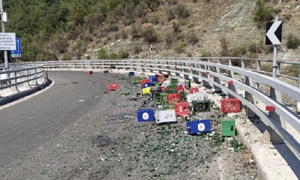 Θεσσαλονίκη: Φορτηγό «ξεφόρτωσε» τα καφάσια με τις μπύρες στον περιφερειακό - Media