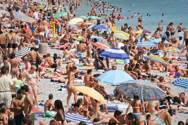 Έρευνα: Ολοένα και λιγότερες Γαλλίδες βγαίνουν τόπλες στην παραλία - Τι φοβούνται - Media
