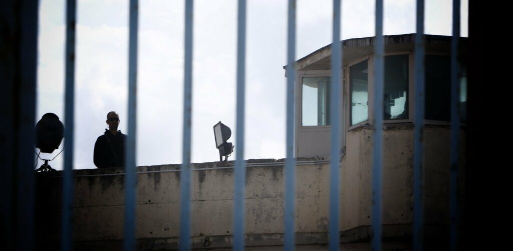 Στο νοσοκομείο του Κορυδαλλού ο κρατούμενος με άνοια - Tον φρόντιζε συγκρατούμενός του - Media