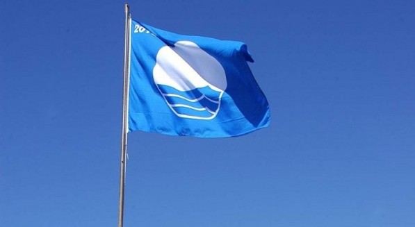 Σύρος: Έκλεψε τη «Γαλάζια Σημαία» από παραλία για τρίτο συνεχόμενο καλοκαίρι (Photo) - Media