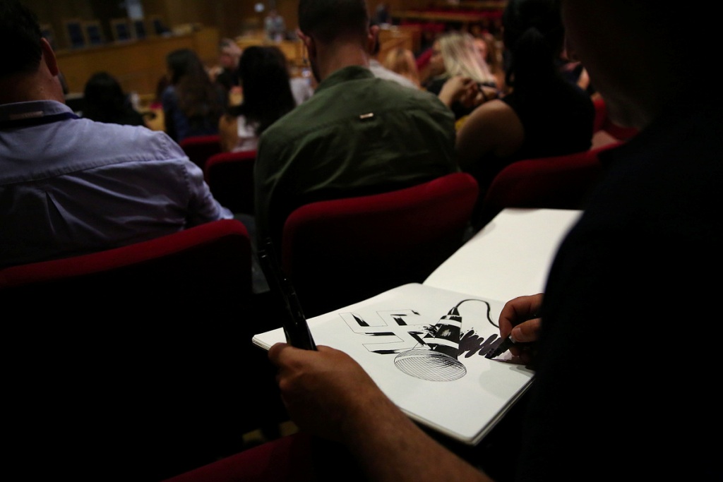 Πέντε διεθνούς φήμης σκιτσογράφοι στη δίκη της Χρυσής Αυγής: Μπήκαν και σχεδίασαν (Photos) - Media