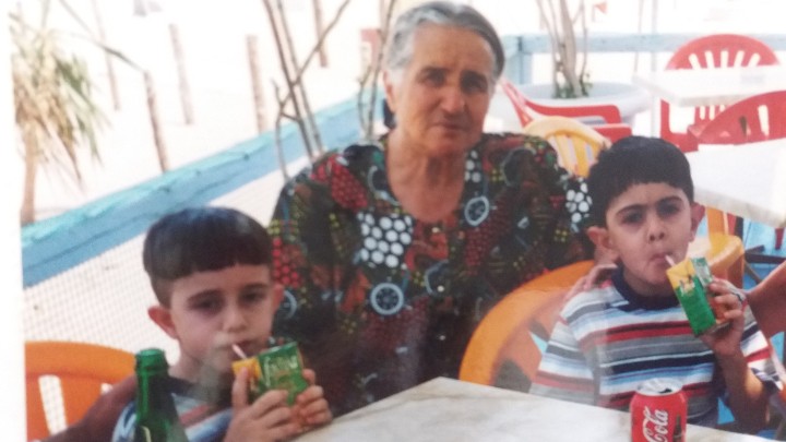 Ρόδος: Γέννησε στα 60 της δίδυμα και σήμερα στα 83 της χαίρεται τη ζωή μαζί τους (Photos) - Media