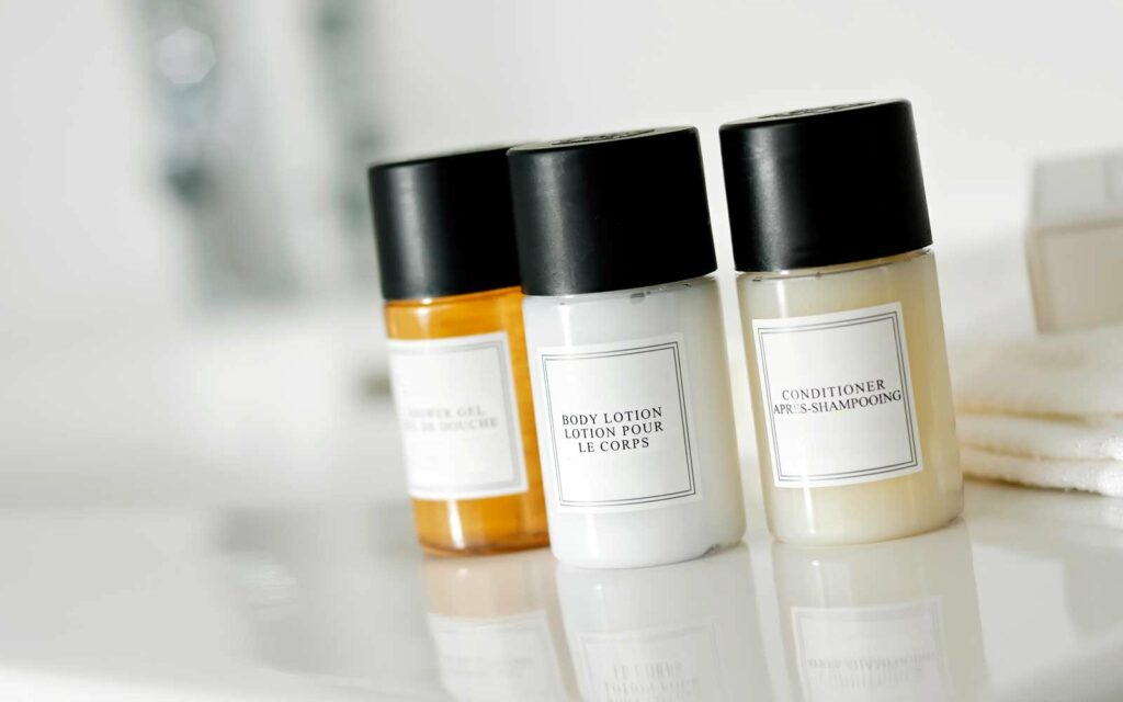 Guardian: Τέλος τα πλαστικά μπουκαλάκια σαμπουάν σε κορυφαίες αλυσίδες ξενοδοχείων - Media