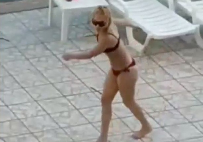 Καλλίπυγος τουρίστρια έπαθε αμοκ σε ξενοδοχείο στην Ιμπιζα και το έκανε… καλοκαιρινό (Video) - Media
