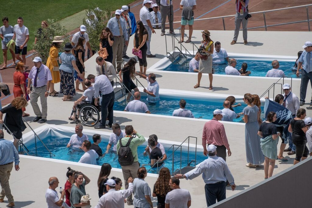 Εκατοντάδες άτομα βαφτίστηκαν ως Μάρτυρες του Ιεχωβά στο Ο.Α.Κ.Α (Photo) - Media