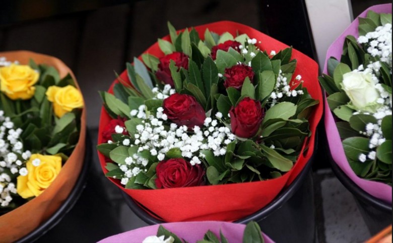Ο «πόλεμος των λουλουδιών» στη Θεσσαλονίκη - Μήνυση για παρεμπόριο στους χώρους του ΑΠΘ - Media
