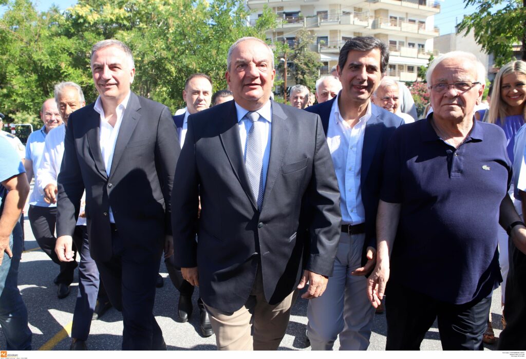 Θεσσαλονίκη:  Ο Καραμανλής και το… φιλί στο χέρι λίγο πριν ψηφίσει (Video) - Media