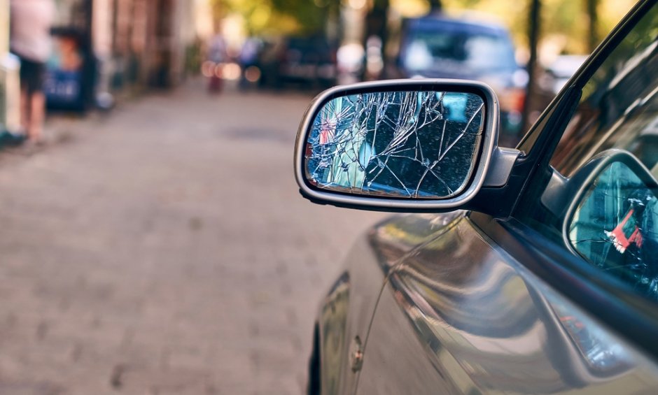 Βόλος: Στο «σκαμνί» 35χρονος - Έσπασε τους καθρέφτες 13 αυτοκινήτων - Media