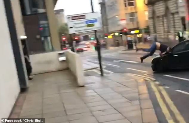 Απίστευτη οργή σε δρόμο: Γυναίκα σπάει παρμπρίζ με το τακούνι - Ο οδηγός «ξεθυμαίνει» παρασέρνοντας περαστικό (Video) - Media