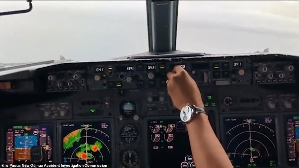 Τα όργανα του αεροσκάφους «ούρλιαζαν» αλλά οι πιλότοι τα αγνοούσαν – Η στιγμή που ρίχνουν το αεροπλάνο στη θάλασσα (Video) - Media
